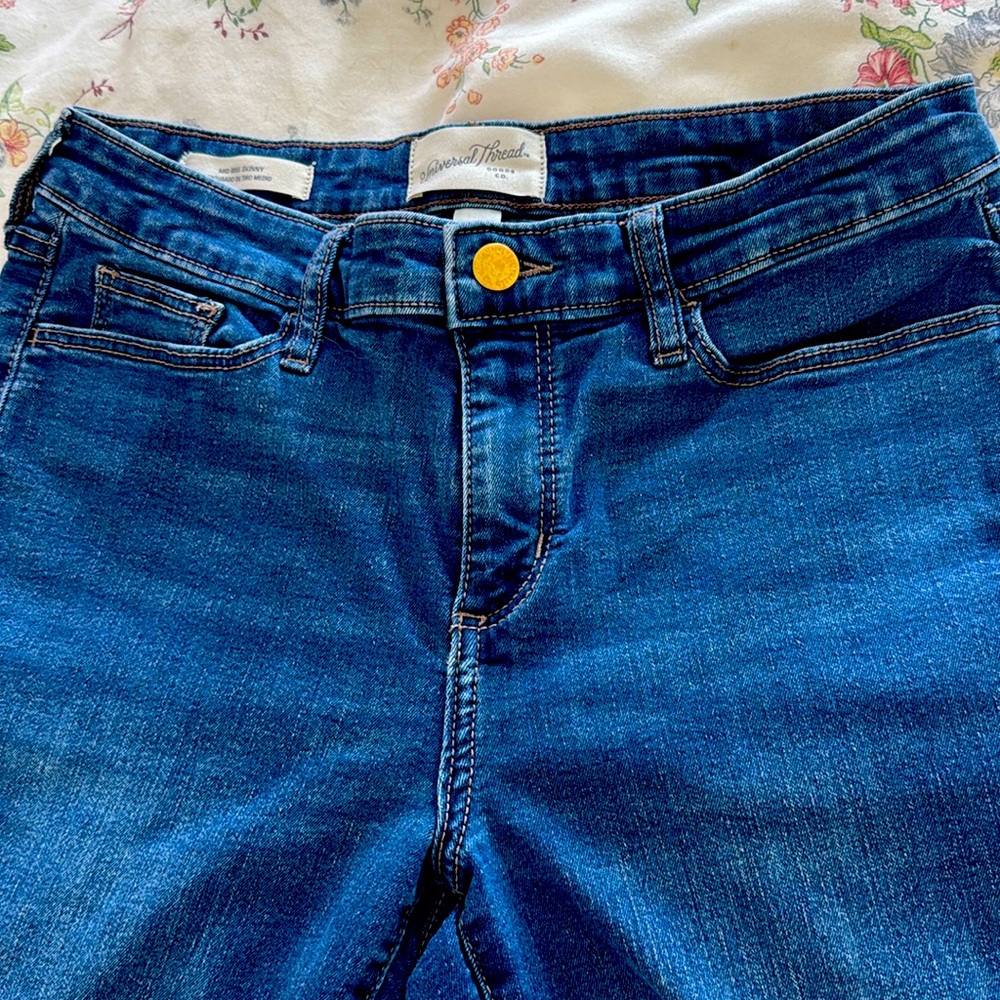Universal Threads Soft blue jeans size 6 28/r. Mid-rise skinny. Finished hem